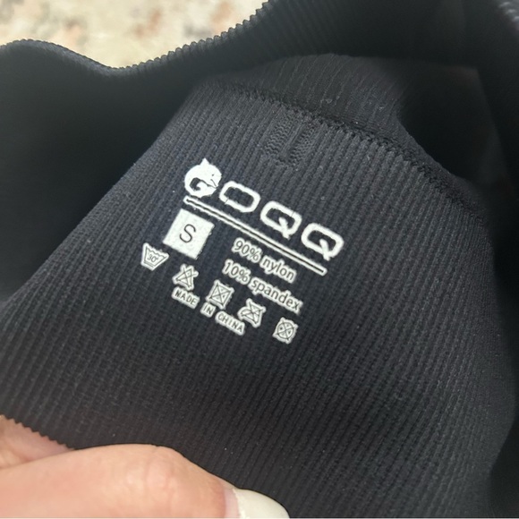 OQQ Women's Ribbed V Neck Bra Cropped Tank Size Small With Cups - Picture 4 of 4